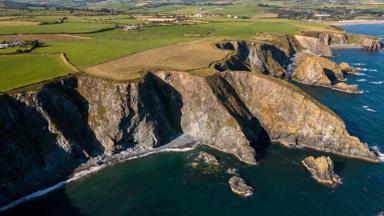 ierland_county-waterford_bunmahon_copper-coast-geopark_klif_kust_zee_shutterstock