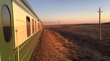 trein_kazachstan_OrientSilkRoadExpress_exterieur_trein_in_landschap2_a