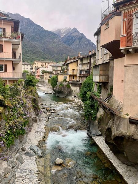 Rivier de Mera in Chiavenna stad