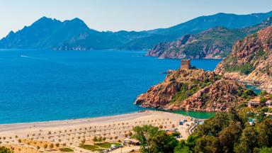 frankrijk_corsica_porto_strand_uitzicht_zee_kust_kliffen_getty