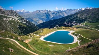 frankrijk_savoie_bourg-saint-maurice_berg_dal_bergdal_meer_sneeuwtop_getty
