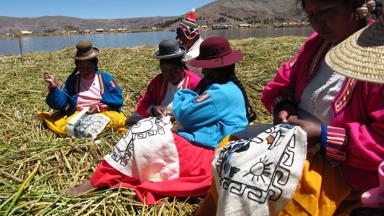 peru_andes_titicacameer_locals_vrouwen_kleurrijke-klederdracht_meer_w