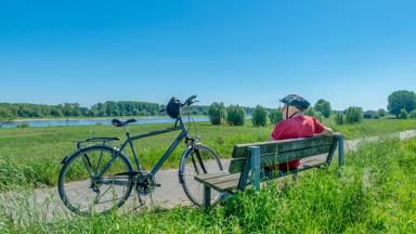 duitsland_noordrijn-westfalen_zons_man_fiets_rijn_rivier_landschap_fietspad_bank_getty