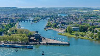 duitsland_rijnland-palts_koblenz_rijn_moezel_kabelbaan_luchtfoto_brug_rivieren_standbeeld_vlaggen_GettyImages-664651975