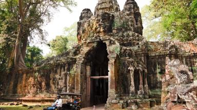 cambodja_siem-reap_angkor-thom_bayon-tempel_tuk-tuk_toegangspoort_1_b