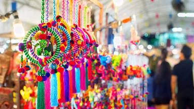 thailand_chiang-mai_avondmarkt_souvenirs_kleurrijk_b.jpg