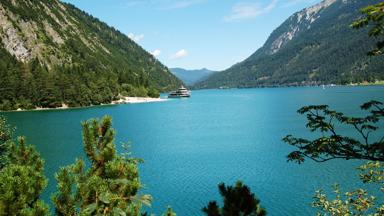 oostenrijk_tirol_achensee_meer_berg_boot_istock