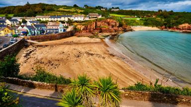ierland_waterford_dunmore-east_copper-coast_strand_huizen_zee_GettyImages-862408430