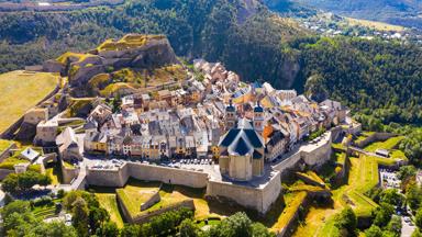 frankrijk_hautes-alpes_briancon_besting_luchtfoto_stadsmuur_shutterstock_1553057255