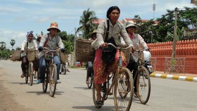 cambodja_battambang_battambang_straat_fiets_locals_a