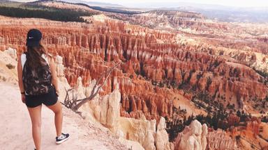 verenigde-staten_utah_bryce-canyon_uitzicht_reiziger_vrouw_meisje_w