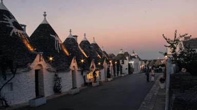 italie_puglia_alberobello_trullo_zonsondergang_pixabay