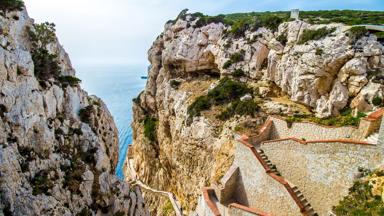 italie_sardinie_alghero_grot-van-neptunus_geiten-trap_klif_shutterstock
