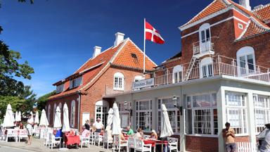 denemarken_noord-jutland_skagen_terras_vlag_mensen_pixabay