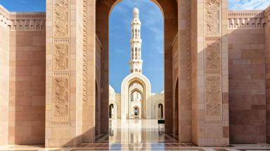 oman_muscat_sultan-qaboos-grand-mosque_poort_shutterstock