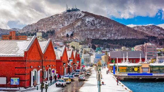 japan_hakodate_brickhouses_winter_kade_heuvel_b