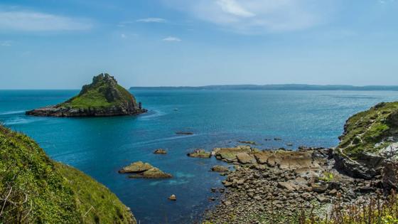 engeland_devon_torquay_zee_kust_rotsen_eilandje_uitzicht_getty-561333139