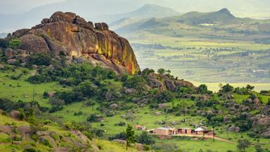 swaziland_ezulwini-valley_huisjes_heuvels_rotsen_b