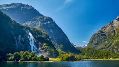 nieuw-zeeland_southland_milford-sound_fiordland-national-park_bowen-falls_waterval_natuur_getty