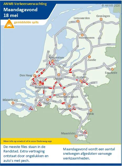 De meeste files staan in de Randstad. Extra vertraging ontstaat door ongelukken en auto's met pech. Maandagavond wordt een aantal snelwegen afgesloten vanwege werkzaamheden.