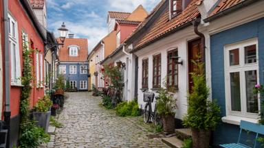 denemarken_noord-jutland_aalborg_straat_kinderkopjes_gekleurde-huizen_shutterstock_1795728196
