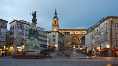 spanje_baskenland_alava_Plaza-de-la-Virgen-Blanca_plein_avond_licht_getty
