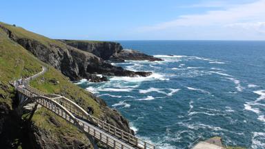 ierland_county-cork_mizen-head-peninsula_brug_zee_klif_rots_zon_getty