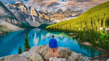 canada_banff-nationaal-park_moraine-lake_zonsopgang_man_shutterstock_2125405835