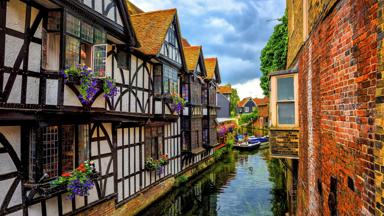 engeland_kent_canterbury_stour-river_kanaal_vakwerk_bloemen__shutterstock_1034950093