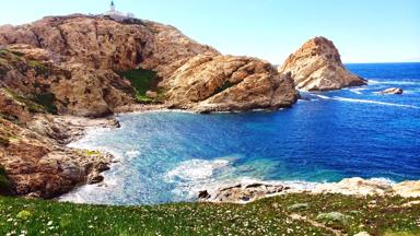 frankrijk_corsica_lile-rousse_ile-rousse_baai_klif_vuurtoren_zee_rots_getty