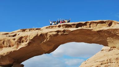 jordanie_wadi-rum_boog_woestijn_singles_groepsfoto_w.jpg