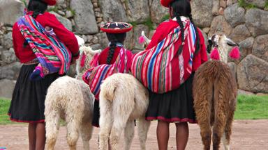 peru_algemeen_indigena_bevolking_vrouw_kind_lama_b.jpg
