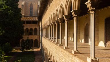 spanje_catalonie_barcelona_klooster_pedralbes_bogen-galerij_shutterstock