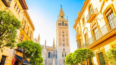 spanje_andalusie_sevilla_giralda-toren_straat_shutterstock_1575029272
