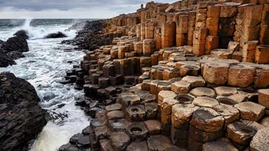 noord-ierland_antrim-county_giants-causeway_autoroute_kust_getty