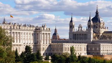 spanje_madrid_madrid_koninklijk-paleis_kathedraal-van-almudena_overzicht_bomen_iStock