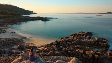 spanje_galicie_cangas_rivier_inham_zee_vrouw_rotsen_pixabay