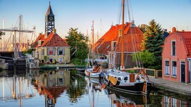 nederland_friesland_hindeloopen_dorp_water_boten_zonsondergang_sfeer