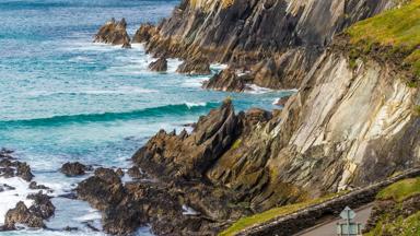 ierland_kerry_dingle_slea head_coumeenoole beach_GettyImages-837439352