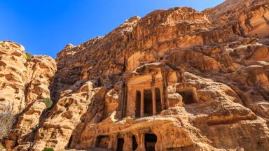 jordanie_petra_little-petra_siq-al-berid_archeologische-vindplaats_rotsen_mensen_trap