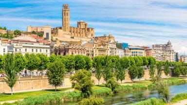 spanje_catalonië_lleida_oude-kathedraal-sue-vella_segre-rivier_panorama_stad_huizen_gebouwen_shutterstock