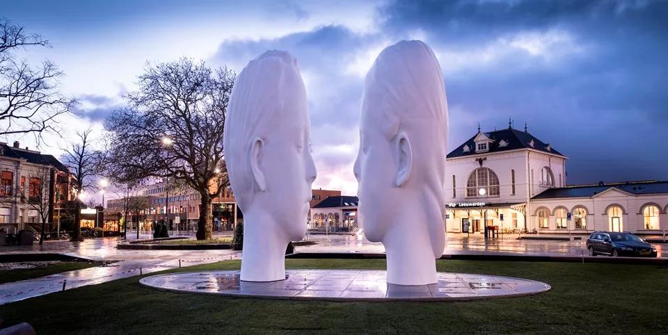 Leeuwarden #LF2018 .11fontains De mistfontein Love van Jaume Plensa op het Stationsplein bij avond