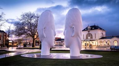 Leeuwarden #LF2018 .11fontains De mistfontein Love van Jaume Plensa op het Stationsplein bij avond