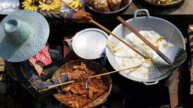 thailand_centraal-thailand_ratchaburi_damnoen-saduak_drijvende-markt_gefrituurde-bananen_b.jpg