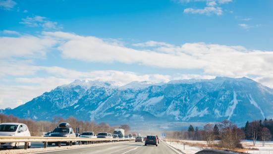 Verkeer onderweg naar de wintersport