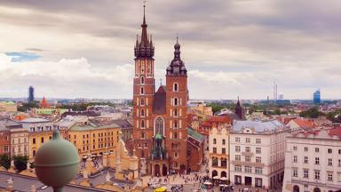 polen_klein-polen_krakau_vakantie-krakau_mariakerk_marktplein_panorama_shutterstock
