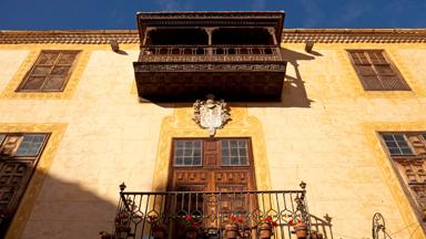 spanje_canarische-eilanden_tenerife_la-orotava_huis_balkon_gevel_historisch-centrum_getty-989169430