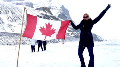 icefields parkway alberta canada ice explorer toerist met vlag