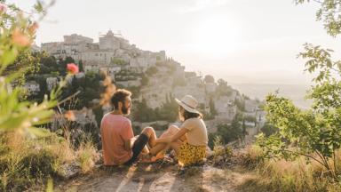 frankrijk_provence_gordes_stel_uitzicht_vrouw_man_zee_zon_getty