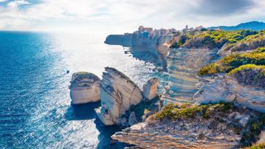 frankrijk_corsica_bonifacio_fly-drive-corsica_klif_zee_water_shutterstock